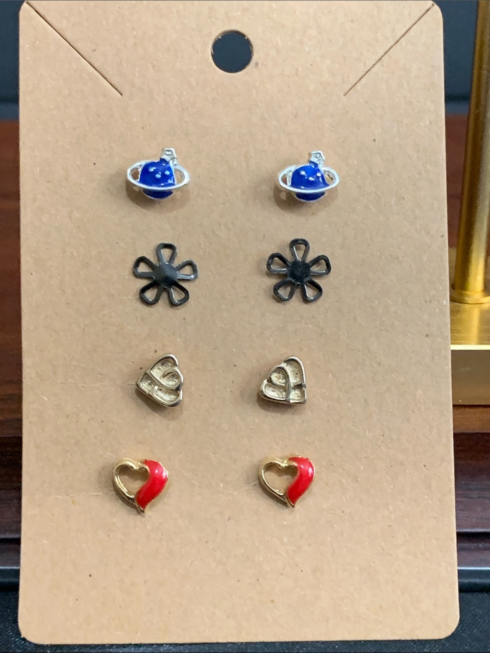 4 pairs of stud earrings